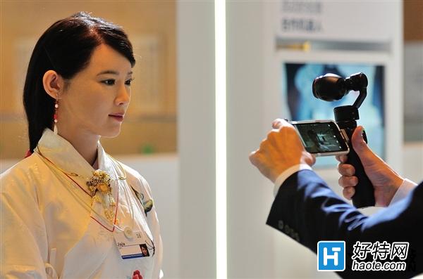 中国日本美女机器人对比:一个逼真 一个表情到位