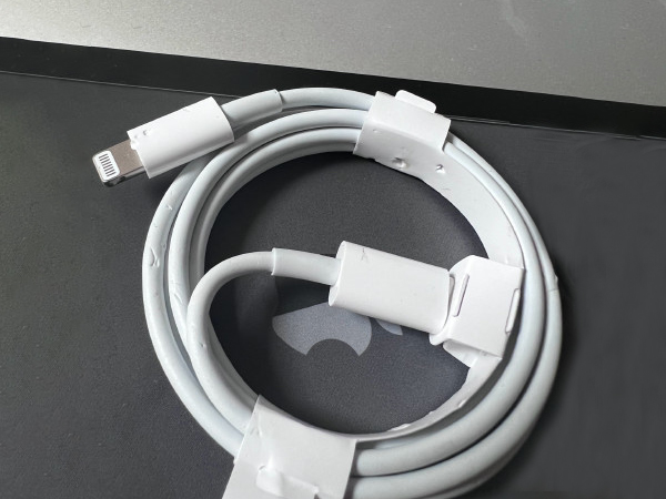苹果13自带的数据线是快充线,但是要搭配苹果快充头一起使用,快充充电