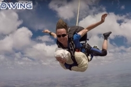 102岁奶奶玩跳伞具体是怎么回事呢？